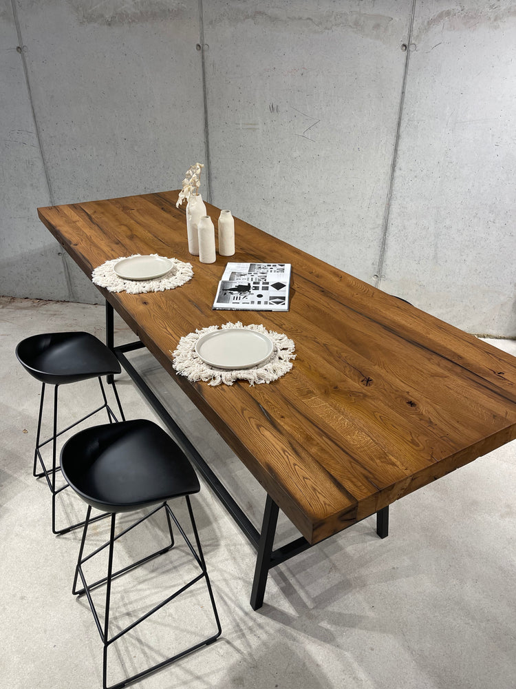 Bartisch aus charaktervollem Eichenholz