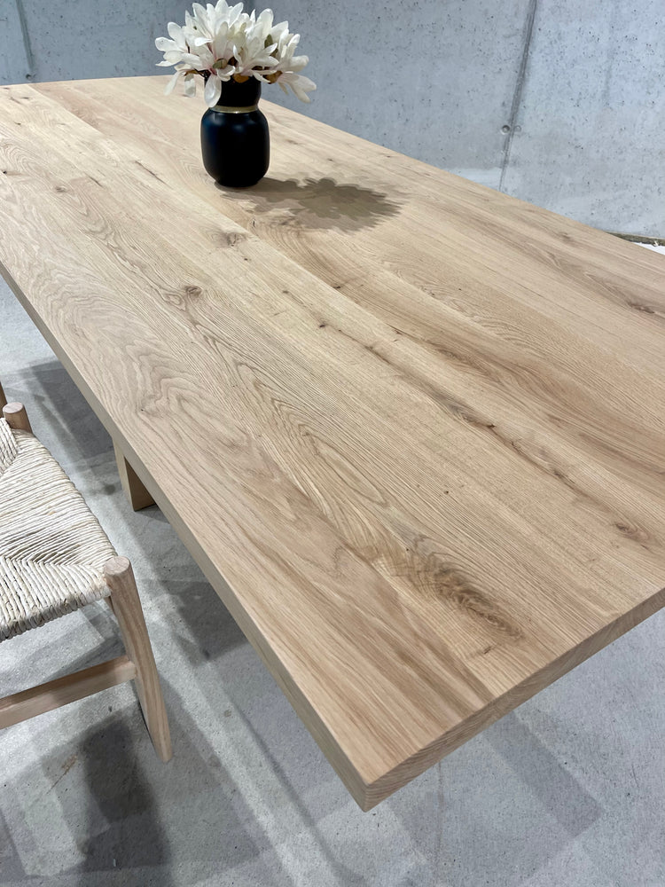 Wunderschöner Esstisch aus Eiche | Massivholztisch helles Eichenholz | Esstisch Eiche hell | Tischgestell aus Holz