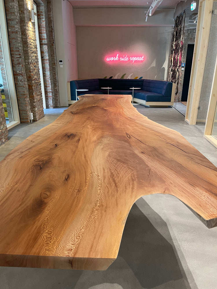 Außergewöhnlicher Tisch aus Massivholz | Holzwerk Hamburg