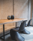 Designtisch in Wunschgröße | Massivholztisch Eichenholz rustikal | Tischgestell schwarz
