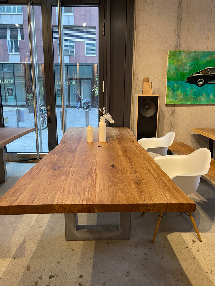 Esstisch Eiche Massiv mit Baumkante | Massivholztisch nach Maß | individueller Holztisch von Holzwerk Hamburg
