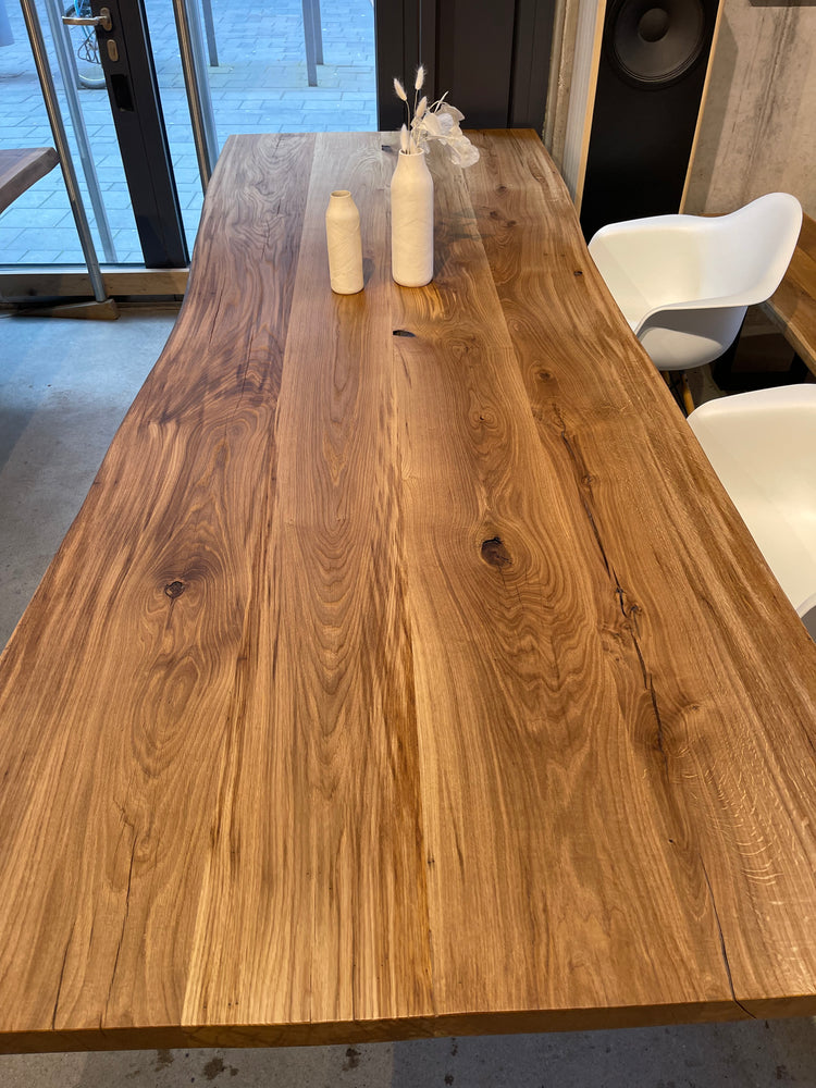 Esstisch Eiche Massiv mit Baumkante | Massivholztisch nach Maß | individueller Holztisch von Holzwerk Hamburg