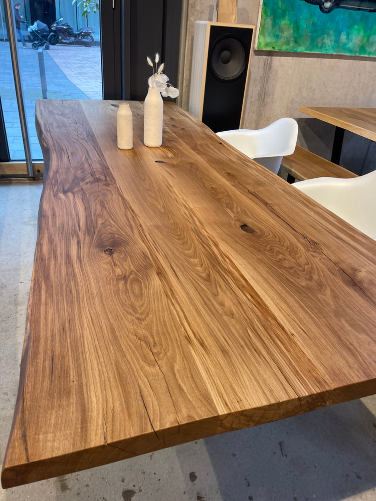 Esstisch Eiche Massiv mit Baumkante | Massivholztisch nach Maß | individueller Holztisch von Holzwerk Hamburg
