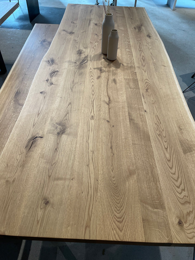 Massivholztisch aus Eichenholz mit natürlicher Baumkante | Esstisch Eiche massiv | Eichentisch mit Naturkante | Holzwerk Hamburg
