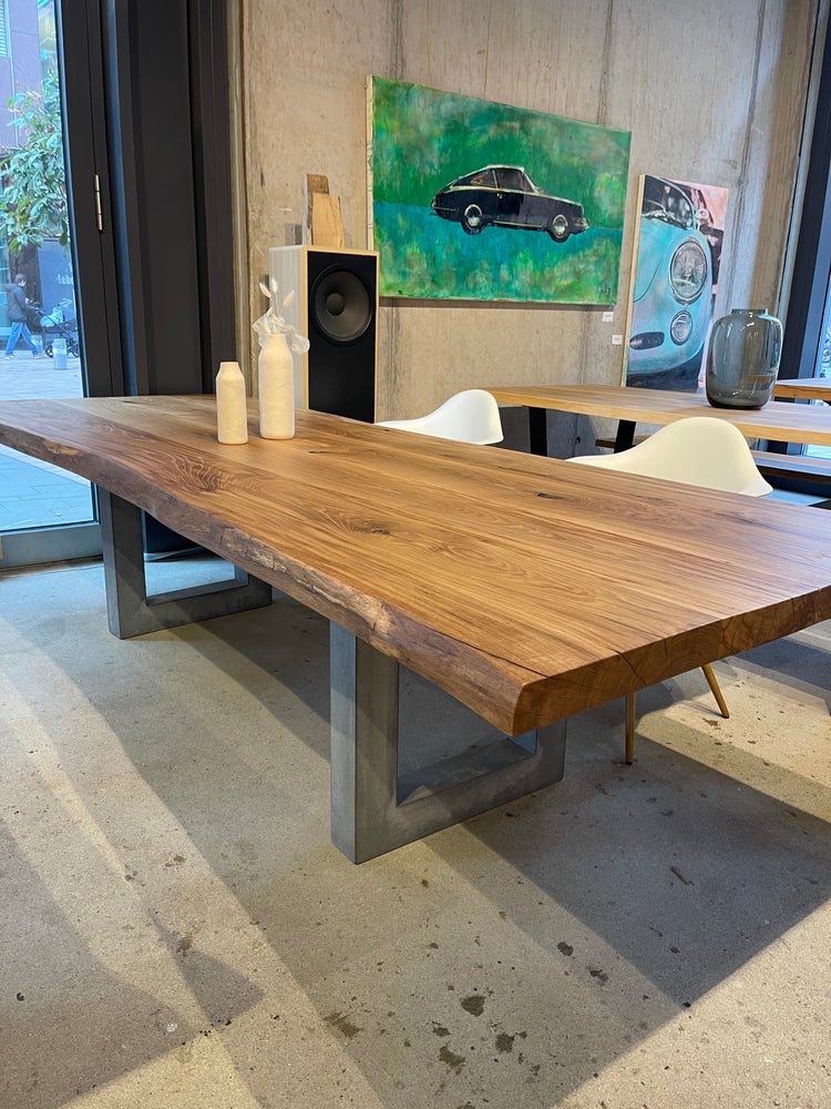 Esstisch Eiche Massiv mit Baumkante | Massivholztisch nach Maß | individueller Holztisch von Holzwerk Hamburg