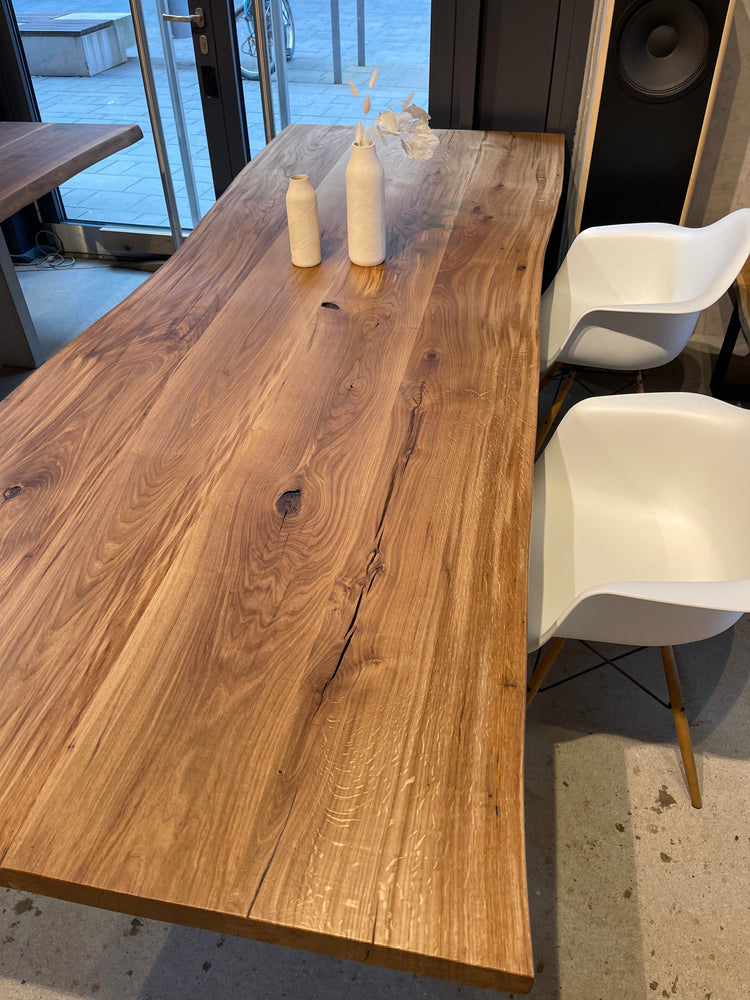 Holztisch Massivholz Eichenholz mit Baumkante | Holzwerk Hamburg