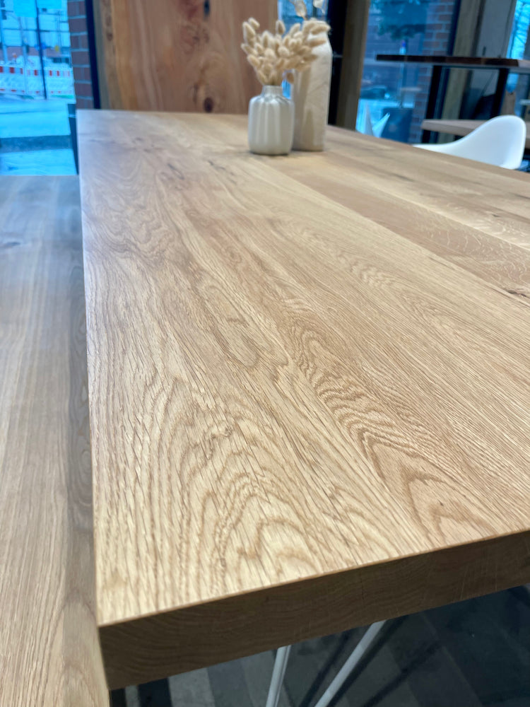 Filigraner Esstisch aus Eiche | Weißes Tischgestell aus Stahl | Holzwerk Hamburg