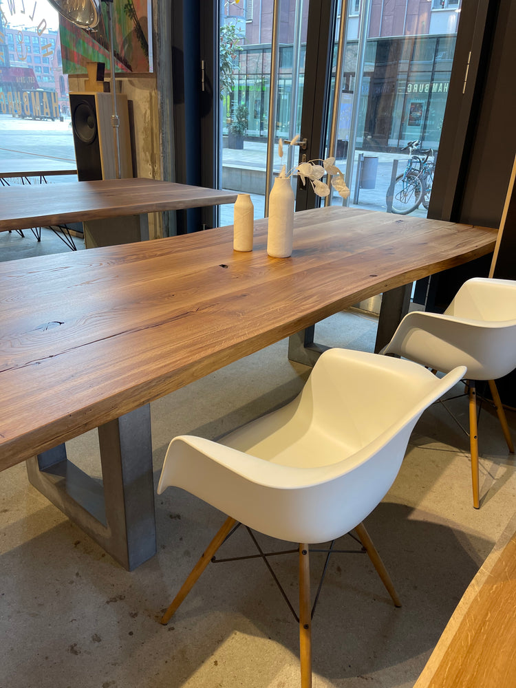 Massivholztisch Eichenholz mit natürlicher Baumkante | Holzwerk Hamburg
