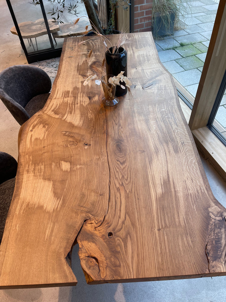 Massivholztisch Baumstamm Tisch mit Baumkante | Holzwerk Hamburg
