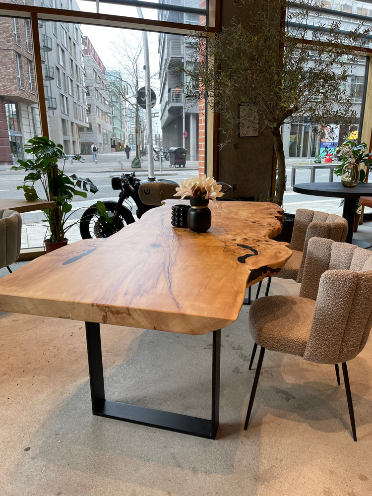 Massivholztisch aus Kastanienholz aus einem Stück mit natürlicher Baumkante | Holzwerk Hamburg