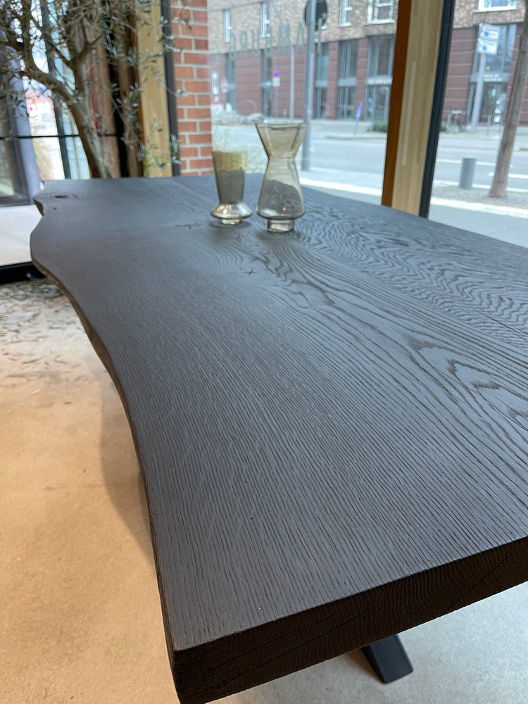 Geköhlte Schwarze Tischplatte aus Massivholz | Holzwerk Hamburg