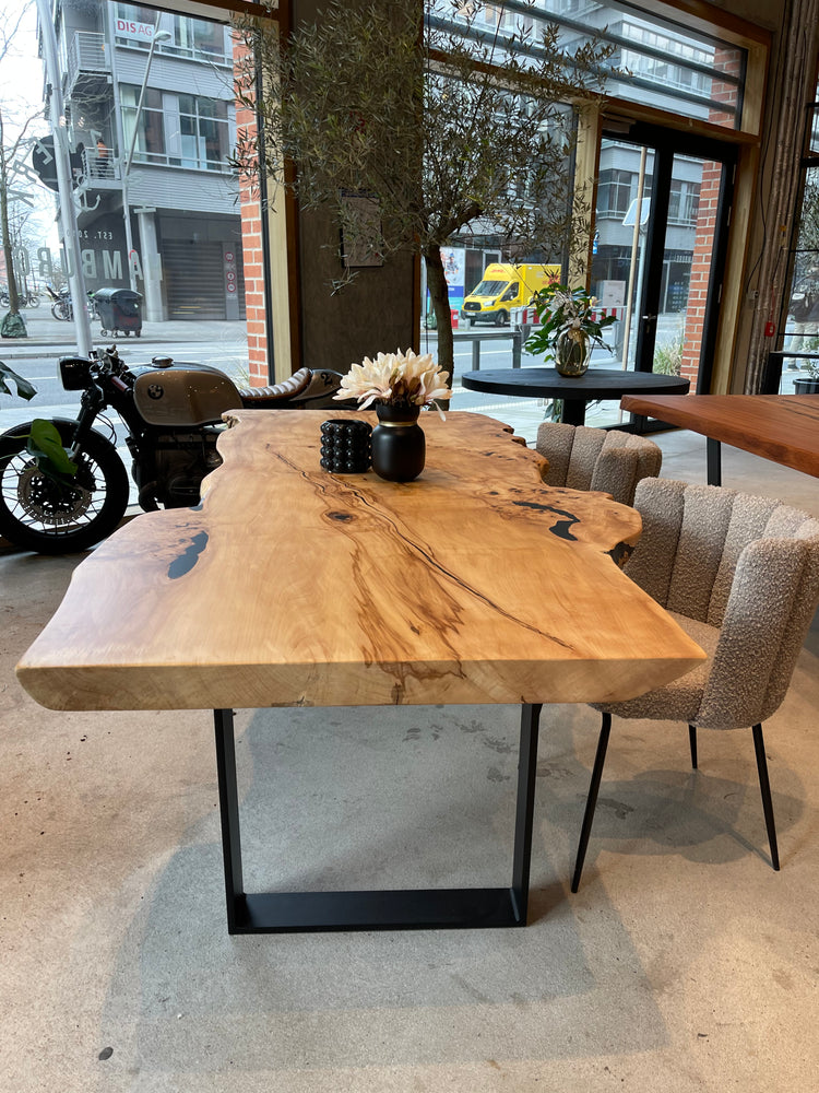 Massivholztisch aus Kastanienholz aus einem Stück mit natürlicher Baumkante | Holzwerk Hamburg