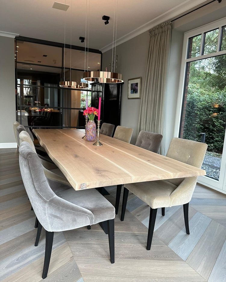 Moderner Holztisch mit Naturkante | Zentrales Tischgestell aus Stahl | Holzwerk Hamburg