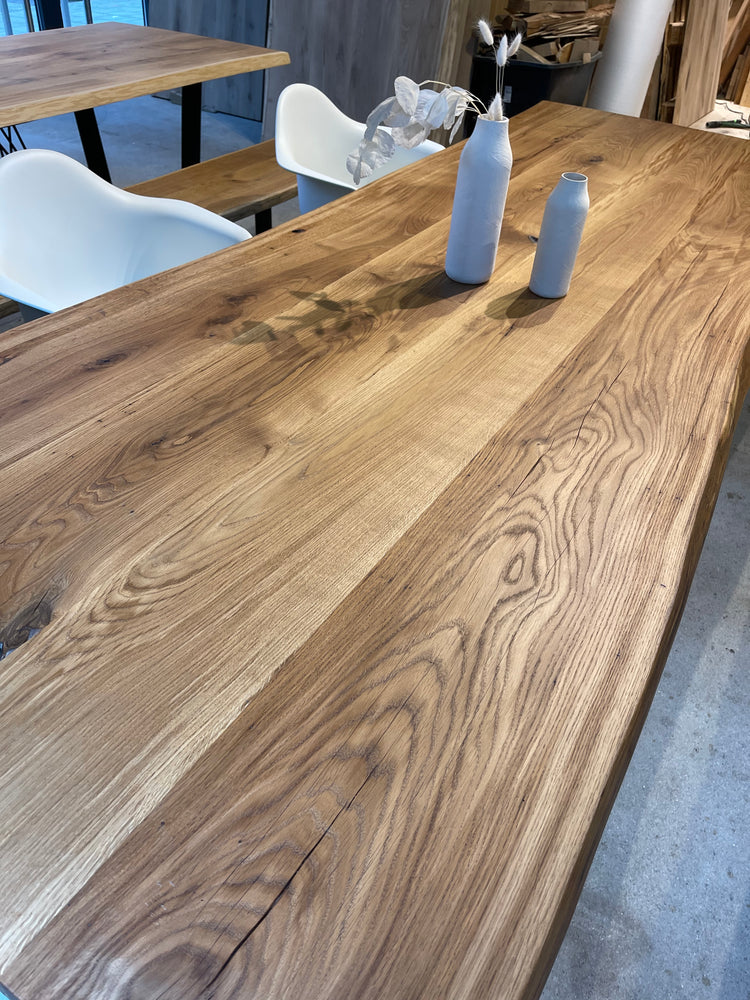 Esstisch Eiche Massiv mit Baumkante | Massivholztisch nach Maß | individueller Holztisch von Holzwerk Hamburg
