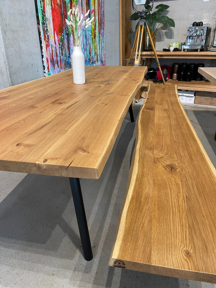 Massivholztisch aus Eichenholz mit natürlicher Baumkante | Esstisch Eiche massiv | Eichentisch mit Naturkante | Holzwerk Hamburg