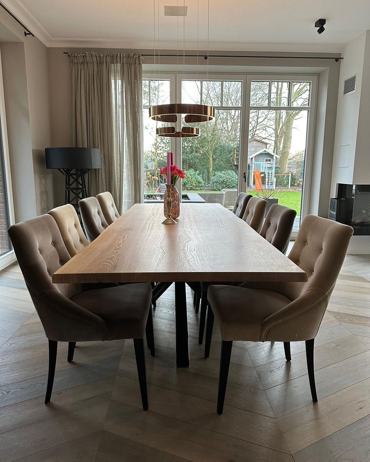 Moderner Holztisch mit Naturkante | Zentrales Tischgestell aus Stahl | Holzwerk Hamburg