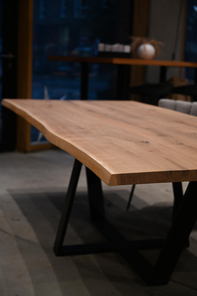 Heller Tisch aus Eiche mit Naturkante | Zentrales Tischgestell | Holzwerk Hamburg