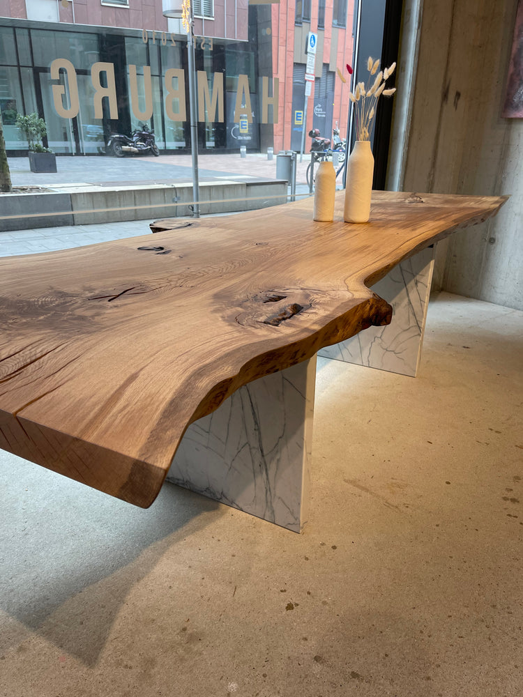 Monolith Esstisch Eichenholz mit Gestell aus Mamor | Holzwerk Hamburg