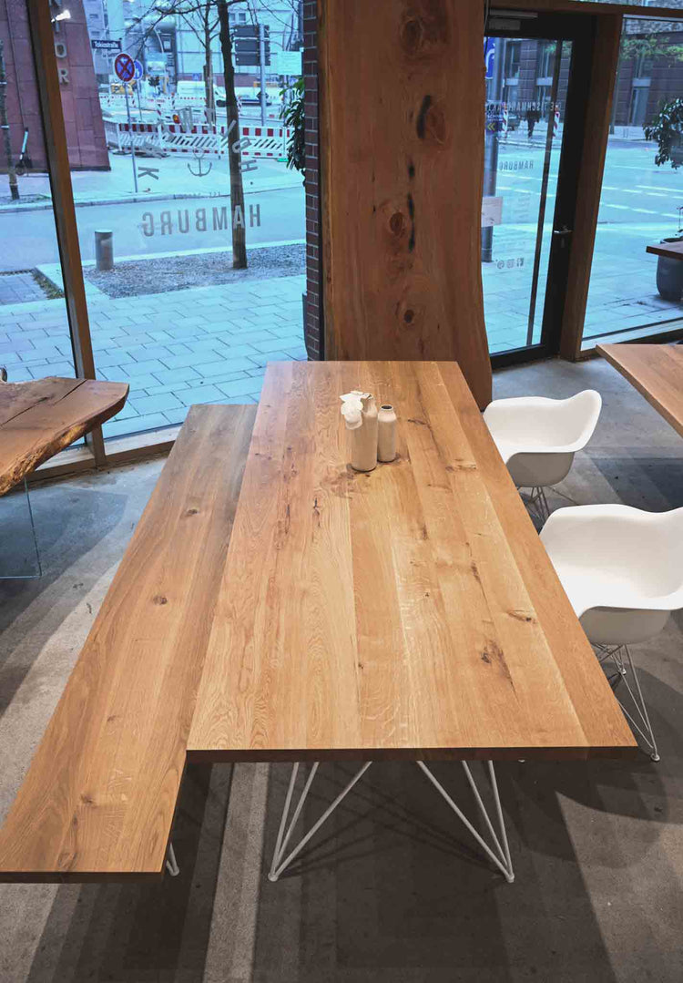Filigraner Esstisch aus Eiche | Weißes Tischgestell aus Stahl | Holzwerk Hamburg