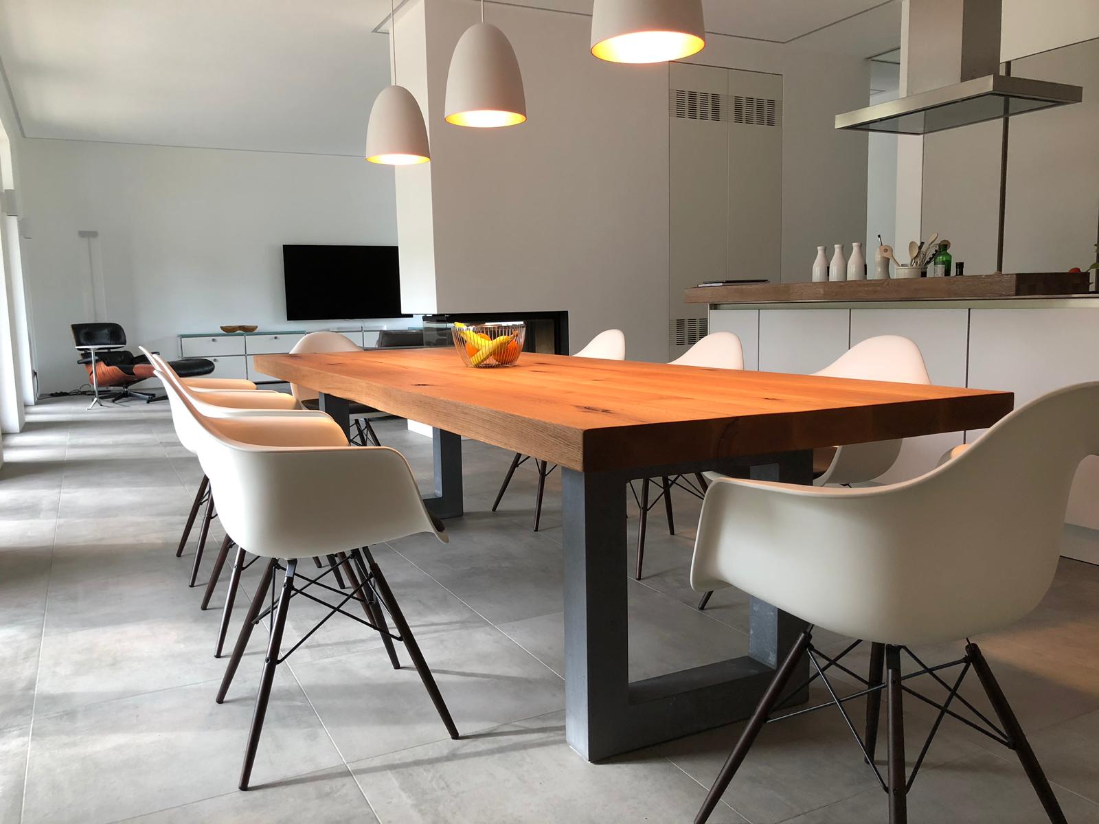 Esstisch Eichenholz Betongestell | Holzwerk Hamburg 