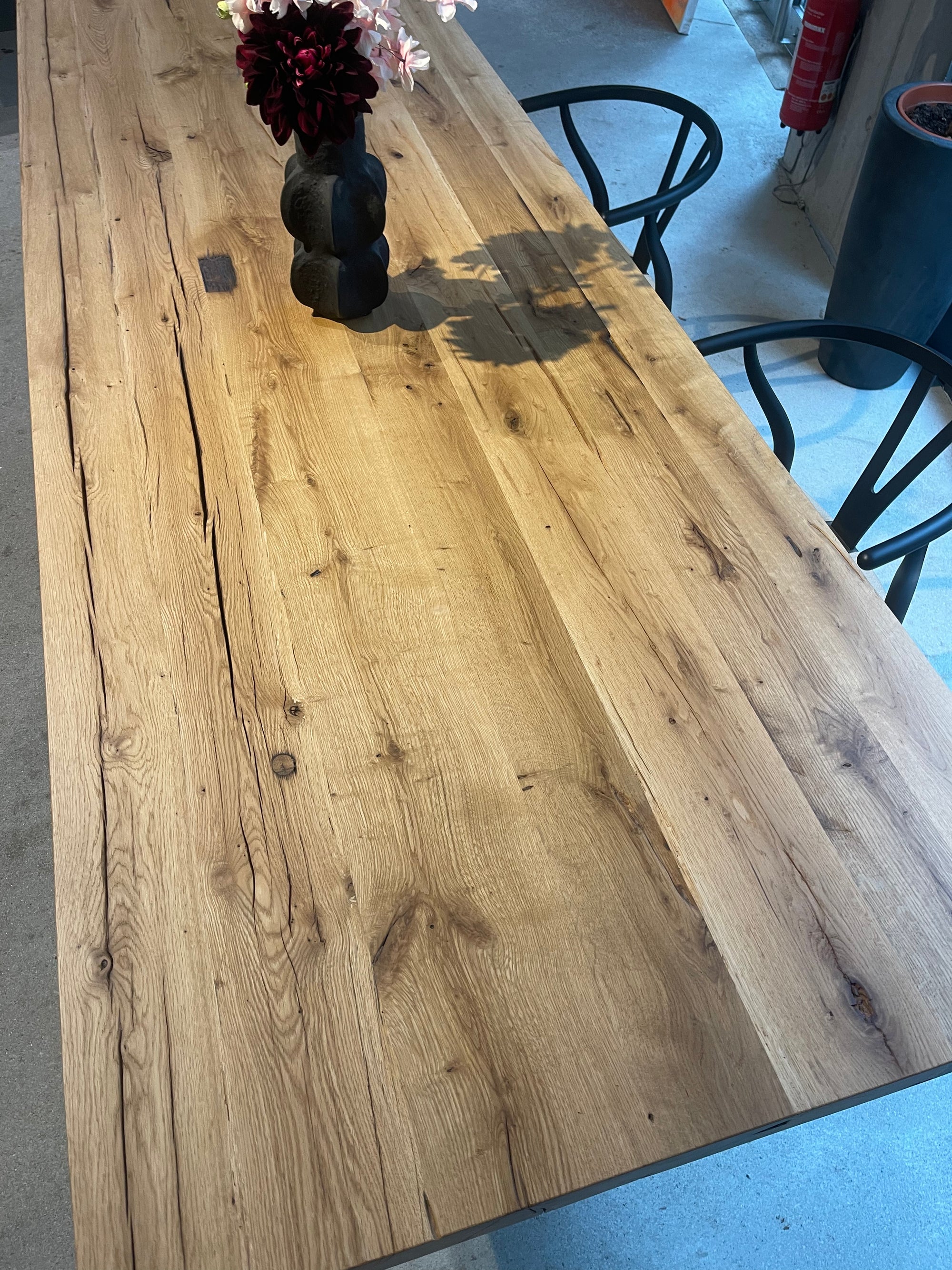 Design-Tisch aus massiver Eiche und hochwertigem Naturstein