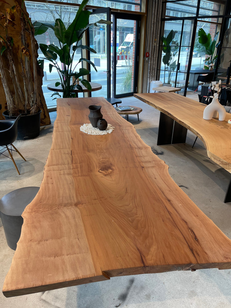 Baumtisch Unikat Esstisch Massivholz mit Betongestell