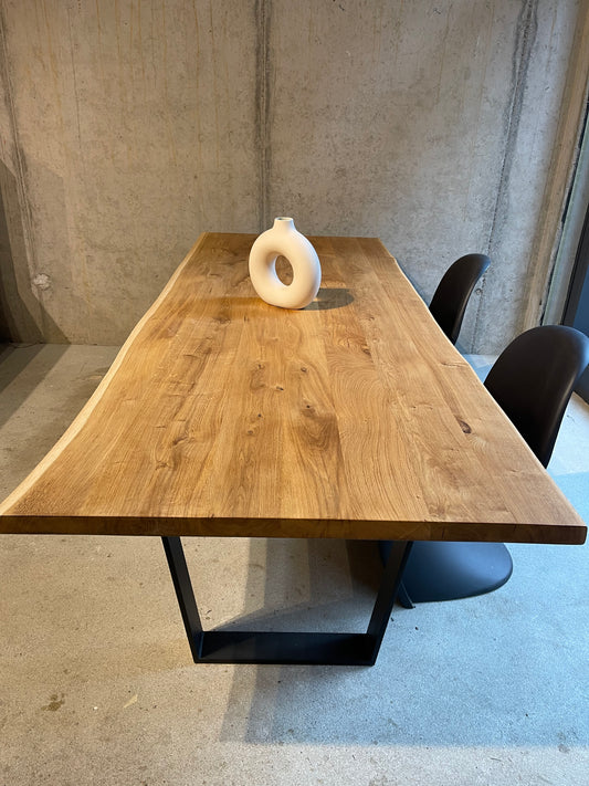 Esstisch aus Eichenholz mit Baumkante in Wunschgröße