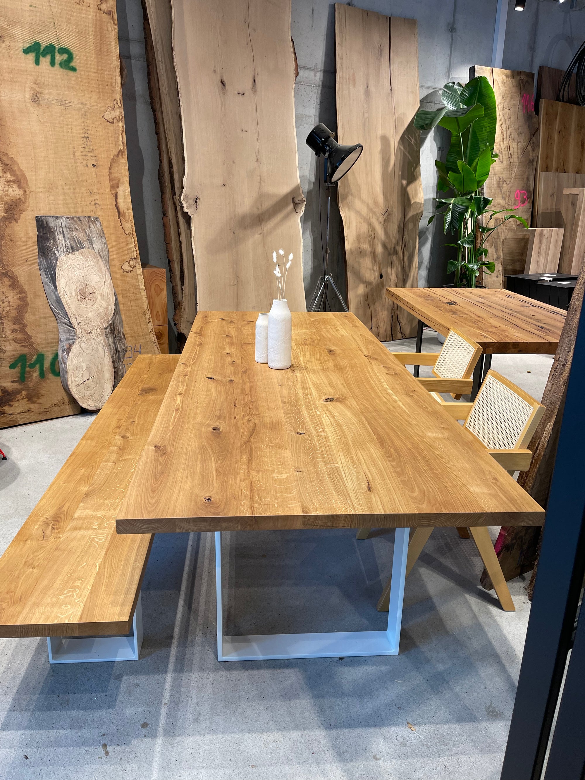Moderner Esstisch aus Massivholz Eiche | Tischgestell weiß | Massivholztisch aus Eichenholz | Holztisch nach Maß