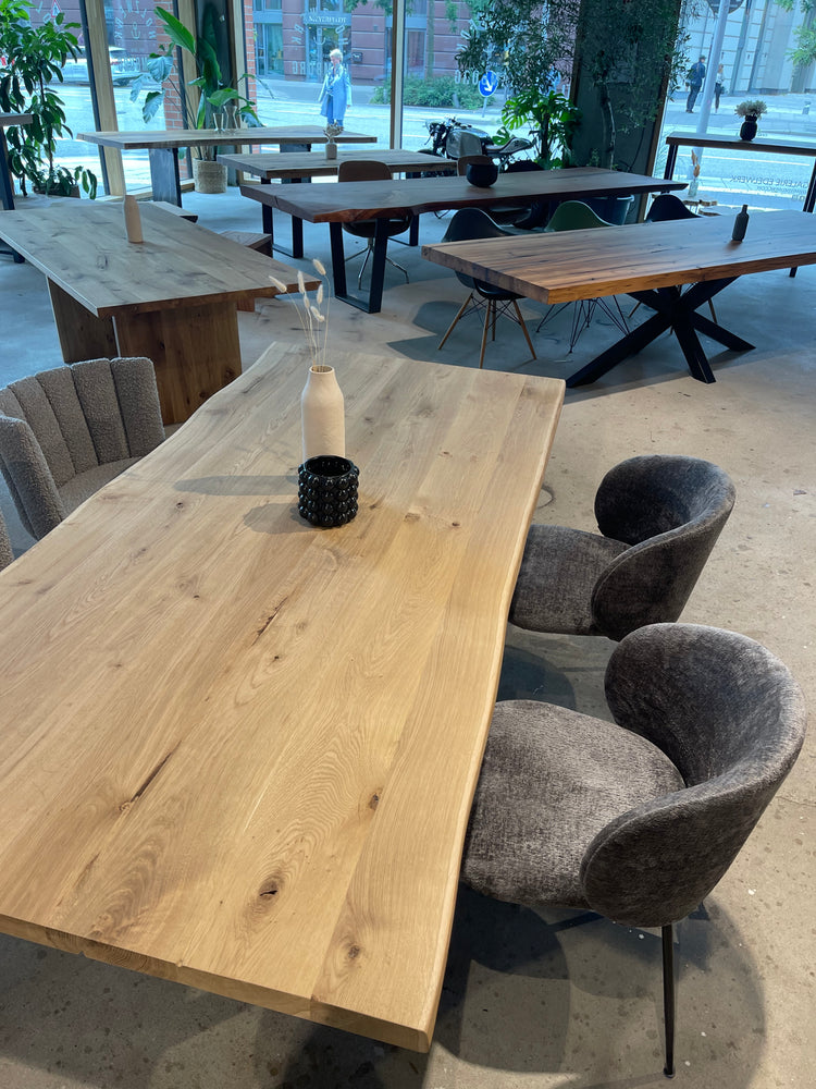 Tischplatte aus Eichenholz mit Natürlicher Kante | Holzwerk Hamburg 