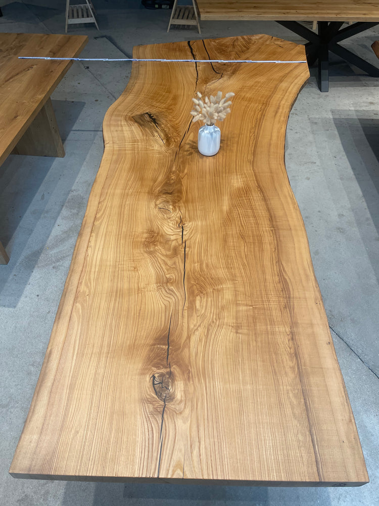 Wunderschönes Esstisch Unikat Massivholz Eschenholz aus einem Stück mit natürlicher Baumkante | Holzwerk Hamburg