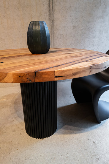 Massivholztisch in runder Form mit Metallgestell 