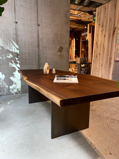 Holztisch mit Baumkante 
