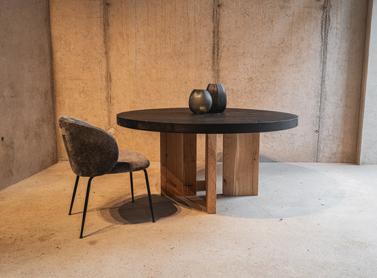 Runder Esstisch aus Massivholz mit geköhlter schwarzer Tischplatte 