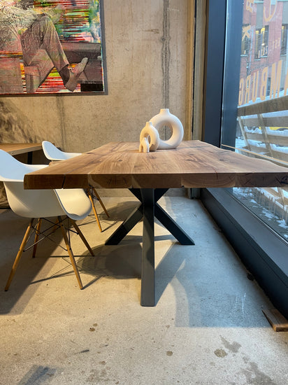 Esstisch mit Baumkante | Massivholztisch mit Baumkante 
