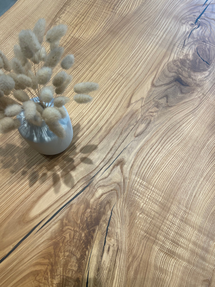Wunderschönes Esstisch Unikat Massivholz Eschenholz aus einem Stück mit natürlicher Baumkante | Holzwerk Hamburg