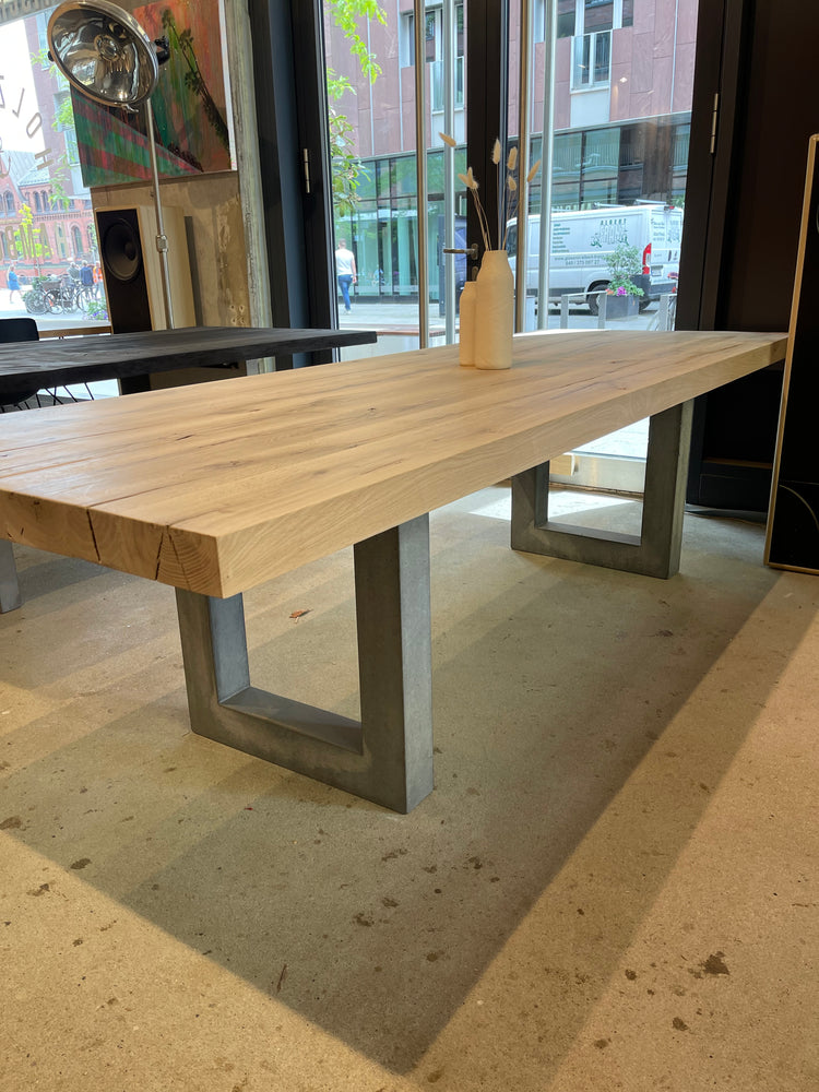 Massivholztisch Hell aus Altholz Eiche auf Tischgestell aus Beton im Maß 280 x 100 x 7 cm