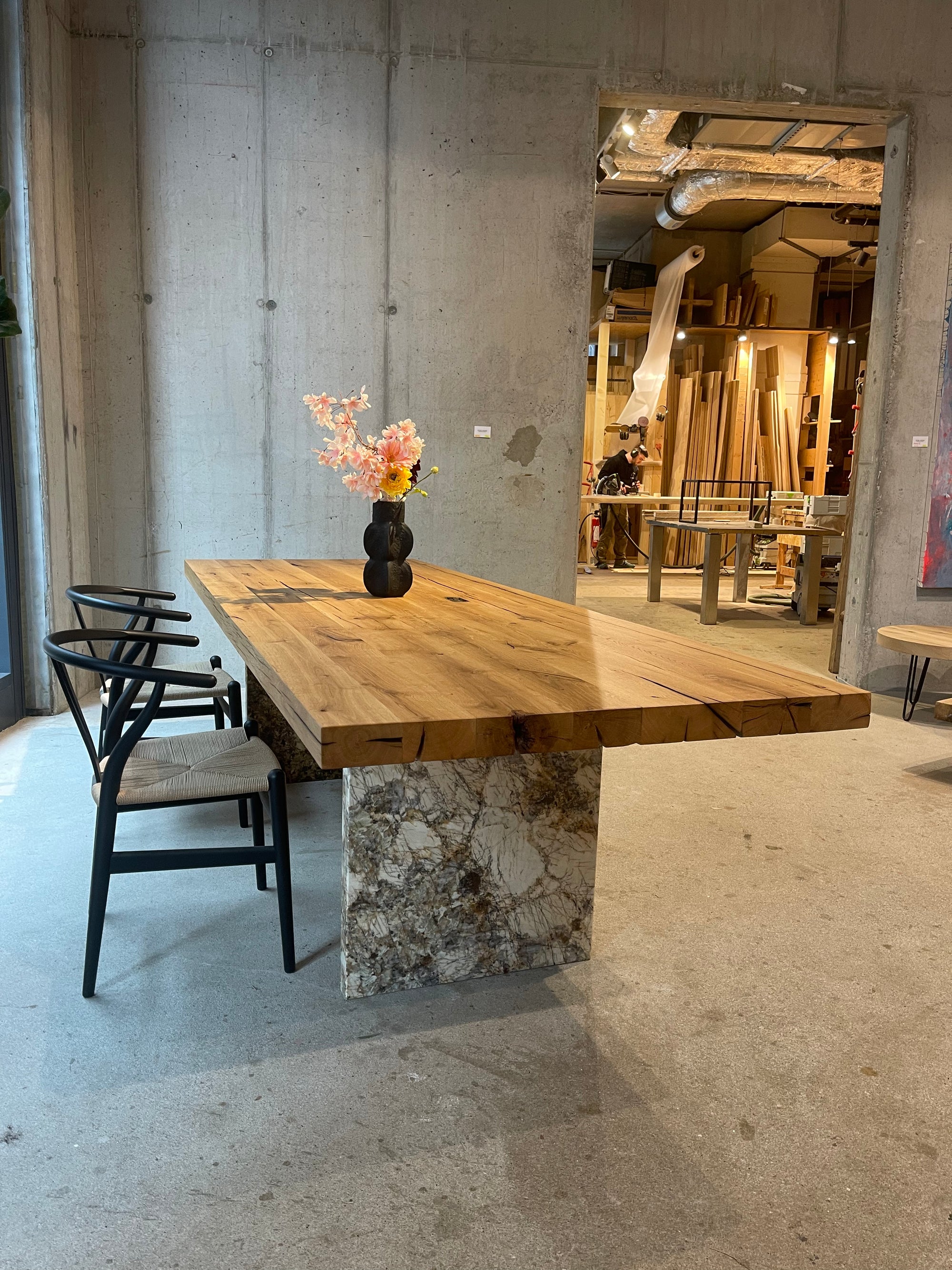 Design-Tisch aus massiver Eiche und hochwertigem Naturstein