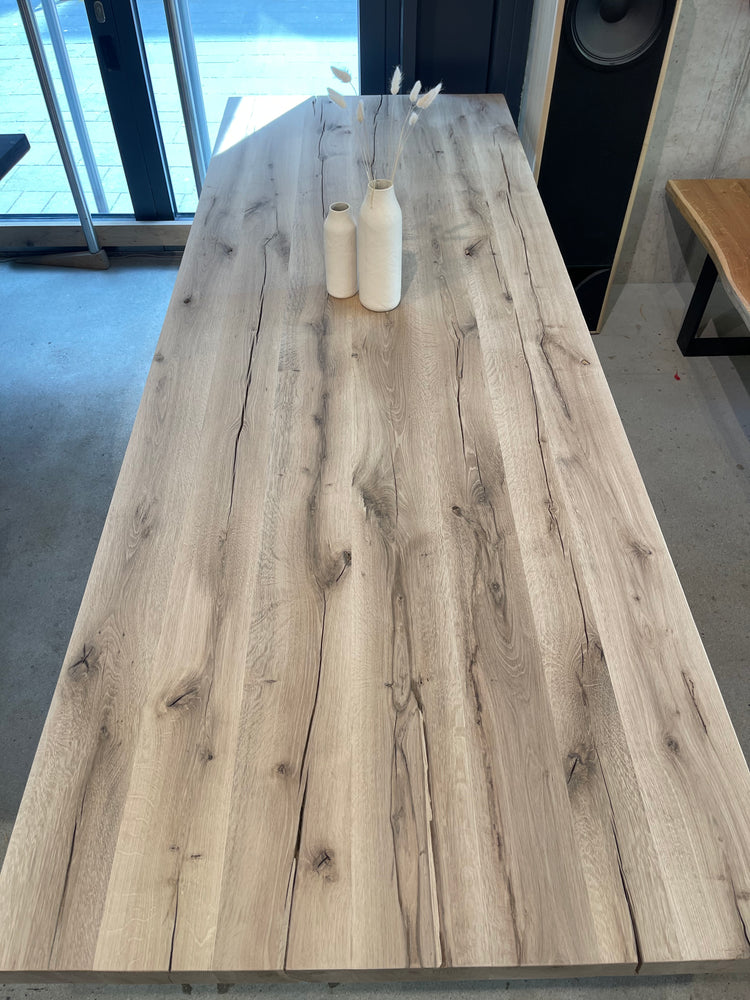 Massivholztisch Hell aus Altholz Eiche auf Tischgestell aus Beton im Maß 280 x 100 x 7 cm