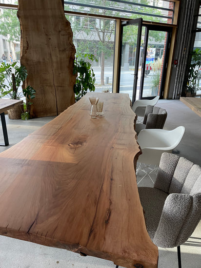 Esstisch mit Baumkante | Baumtisch aus einem Stück 