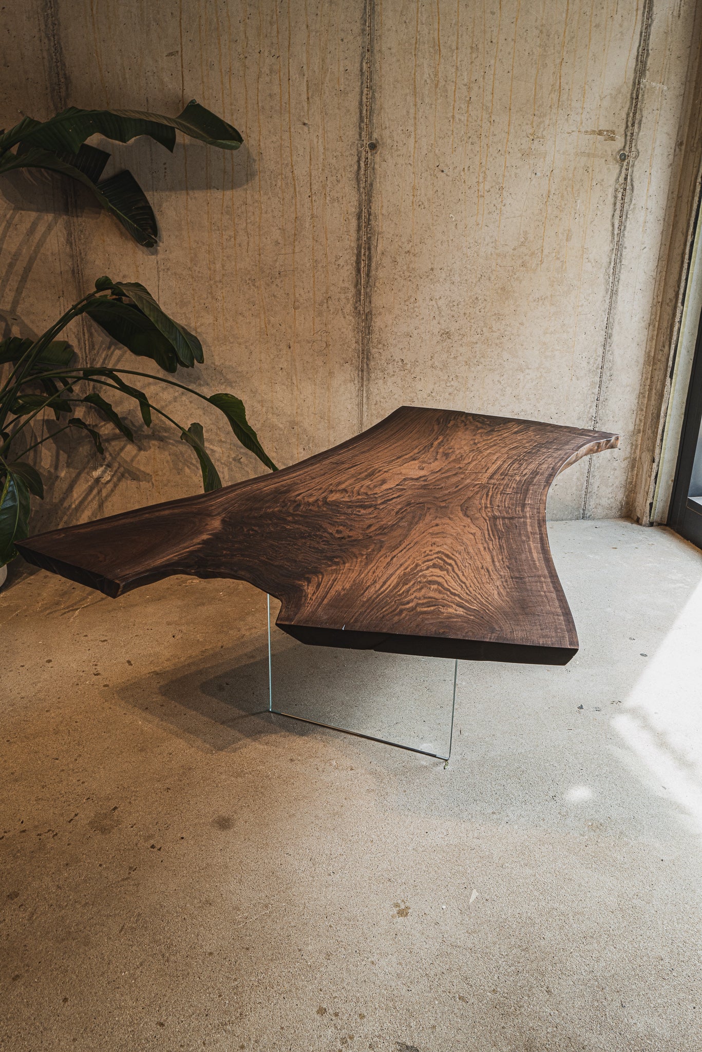Monolith Esstisch Nussbaum Tisch mit Glas Gestell