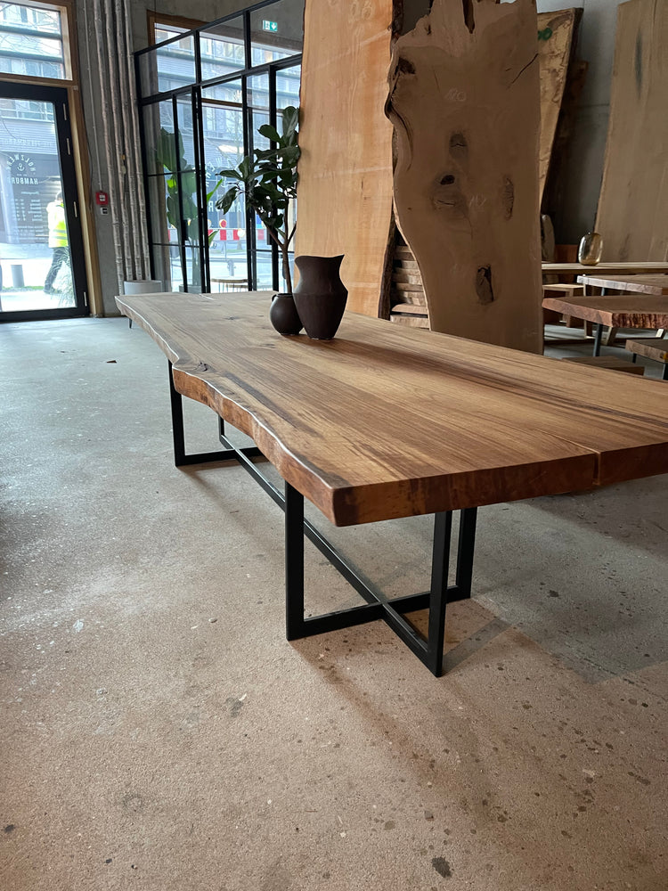 Baumtisch aus einem Stück 