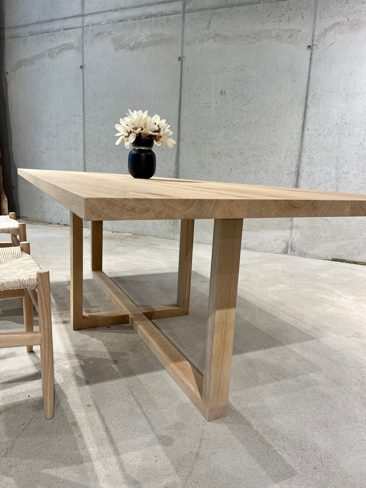 Wunderschöner Esstisch aus Eiche | Massivholztisch helles Eichenholz | Esstisch Eiche hell | Tischgestell aus Holz
