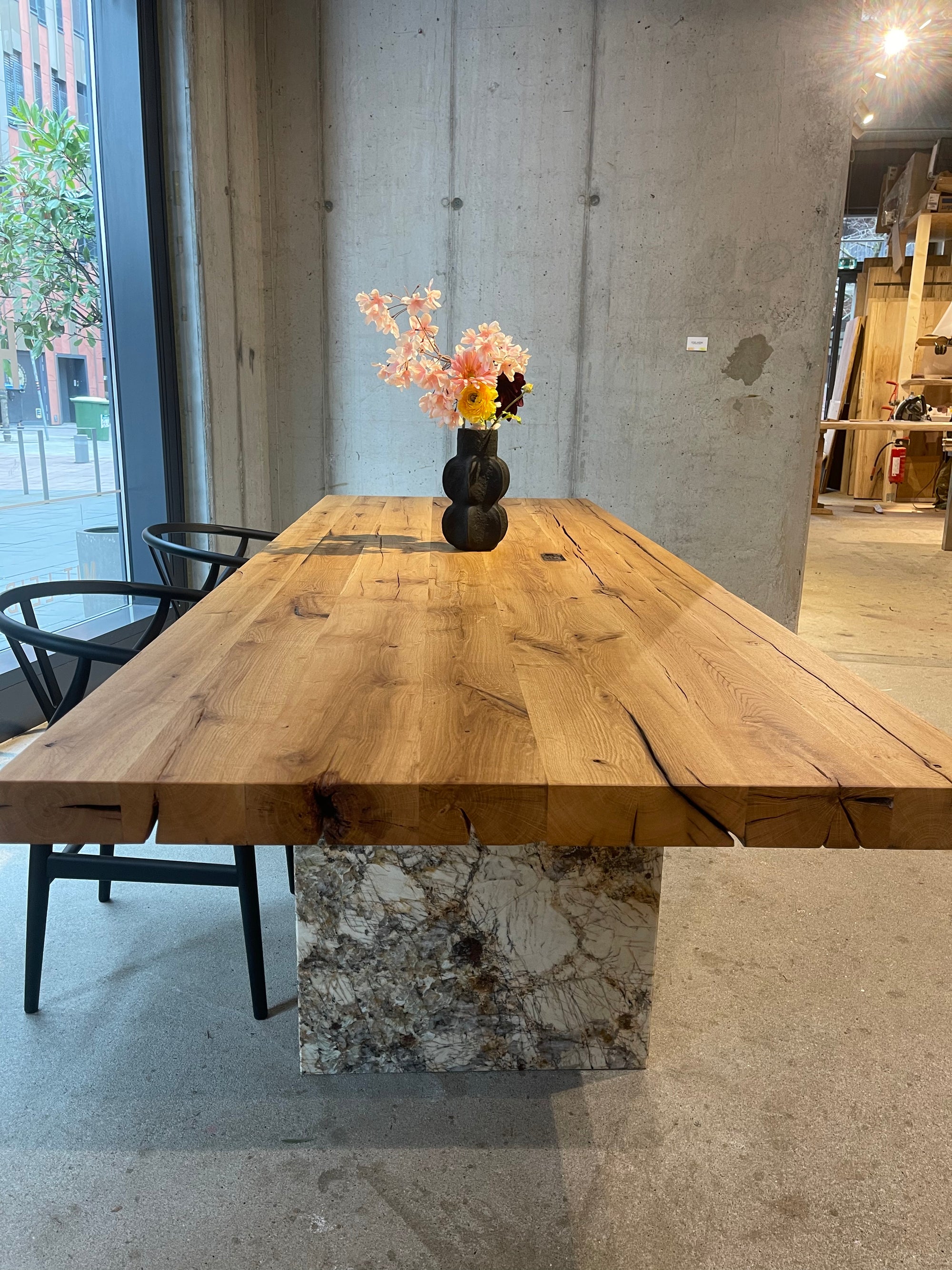 Design-Tisch aus massiver Eiche und hochwertigem Naturstein