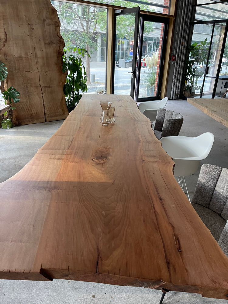 Massivholztisch mit Baumkante 