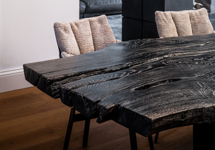 Monolith Tisch geköhlt | Esstisch geköhlt | Massivholztisch schwarz