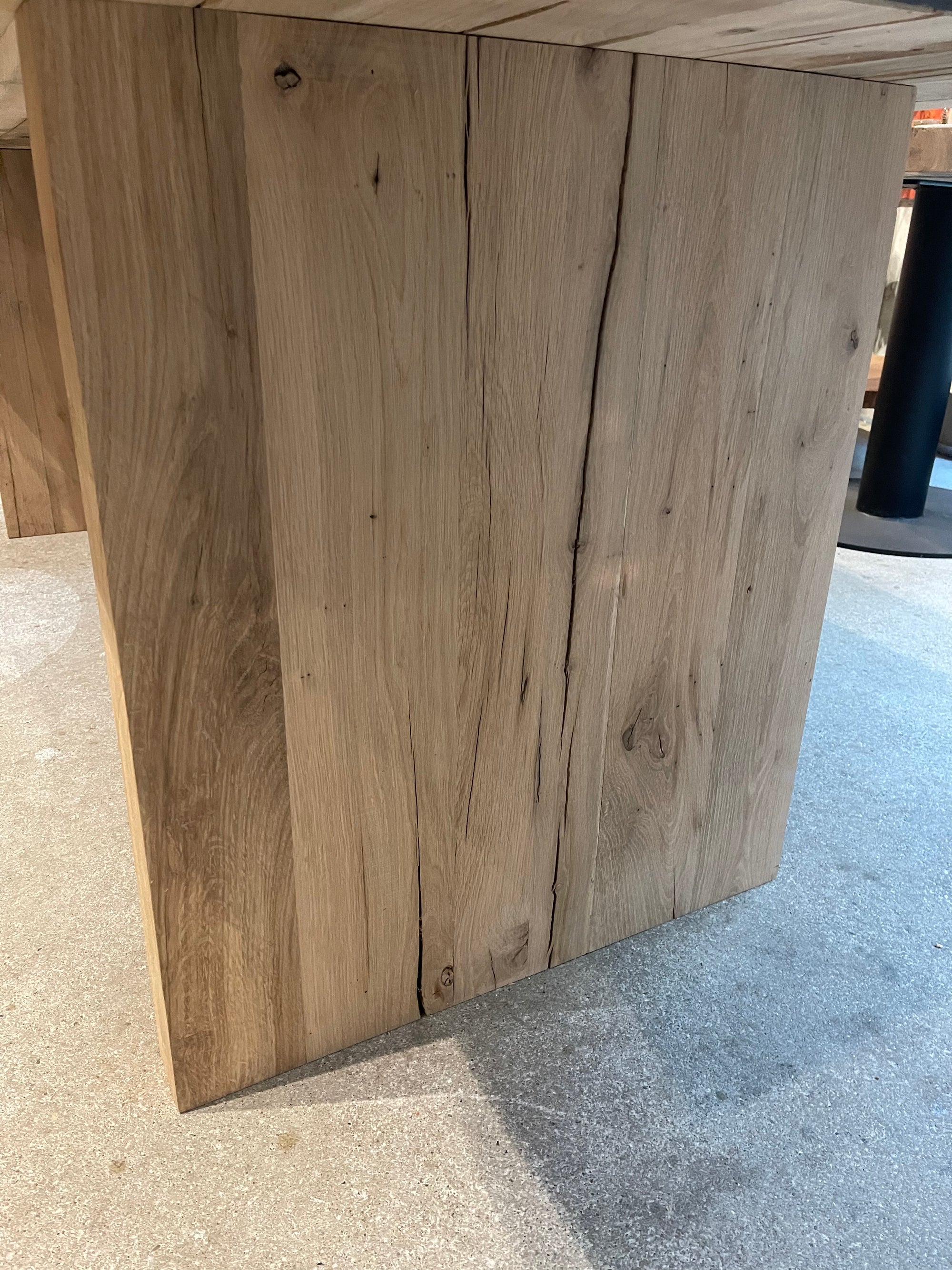Massivholztisch Eiche rustikal mit Baumkante | Esstisch mit Holzgestell