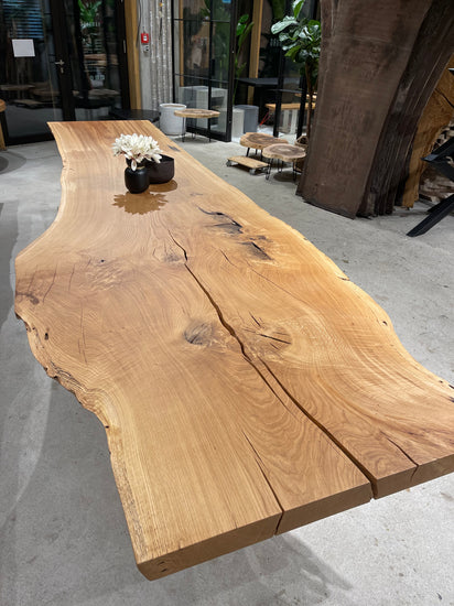 Baumtisch aus einem Stück | Massivholztisch Unikat 