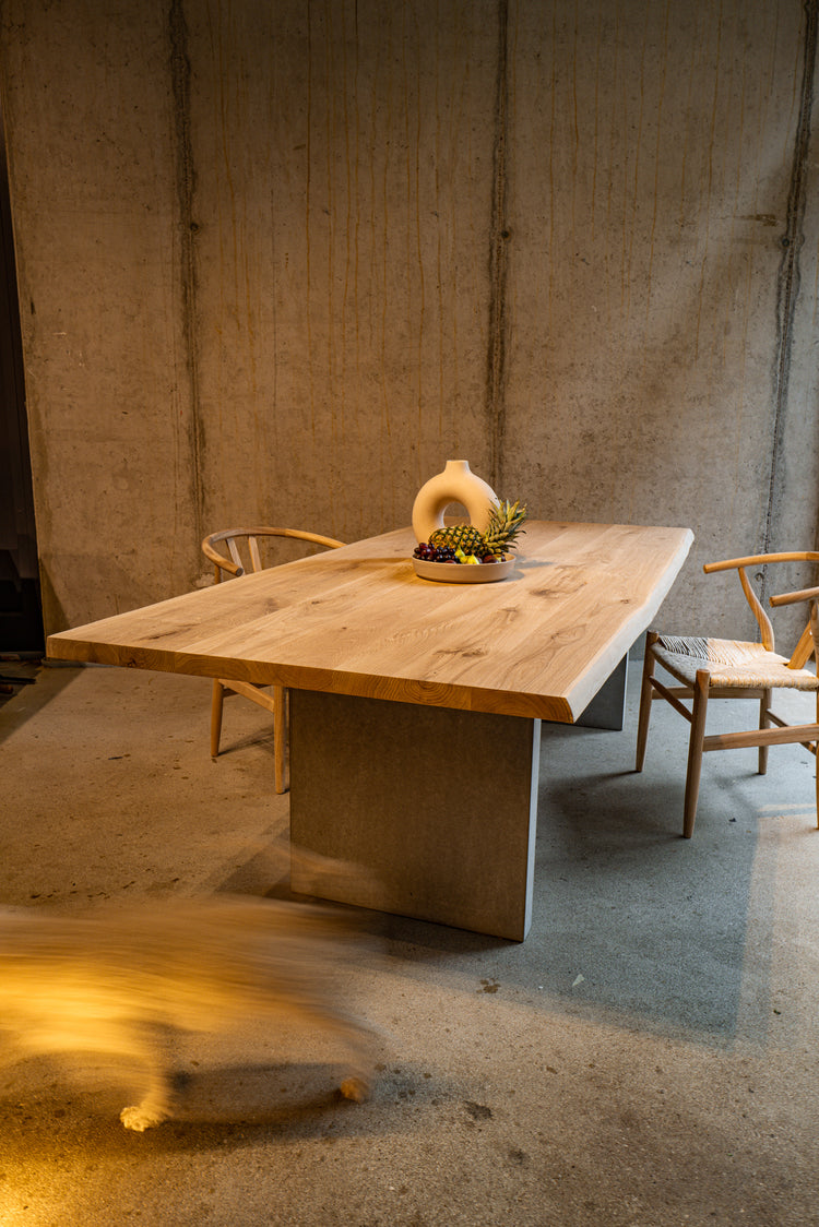 Esstisch Eiche nach Maß | Massivholztisch mit Baumkante  | Holztisch Eiche Beton nach Maß | Holzwerk Hamburg