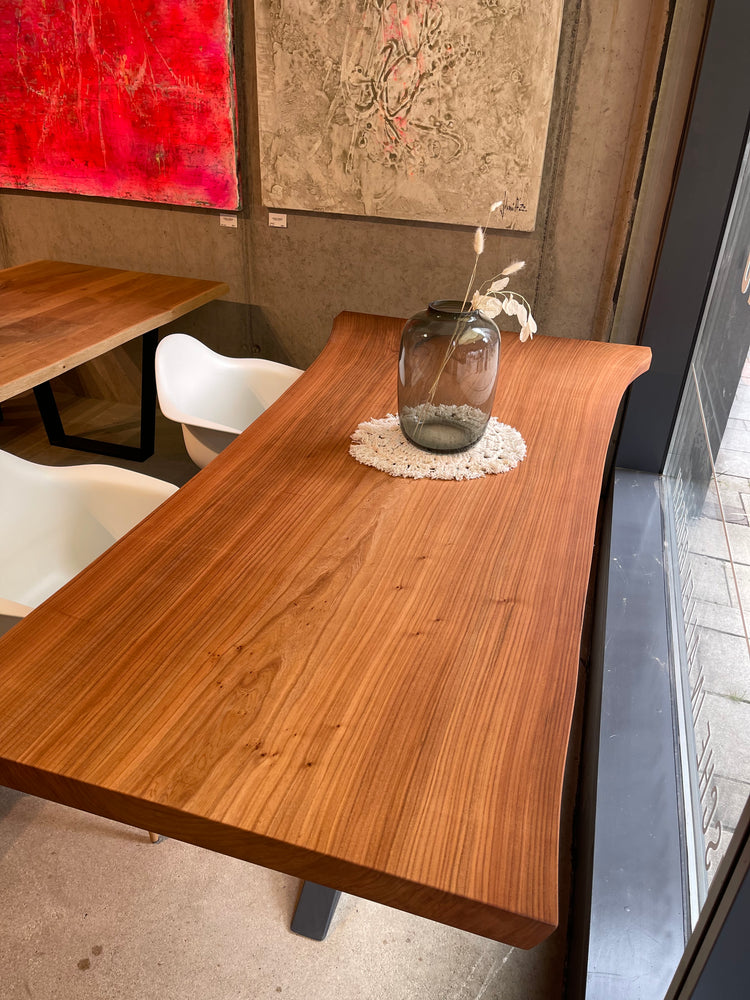  Stammtisch Baumstammtisch Unikat-Tisch Monolith Esstisch Ulmenholz im Maß 235 x 90-120 x 6cm