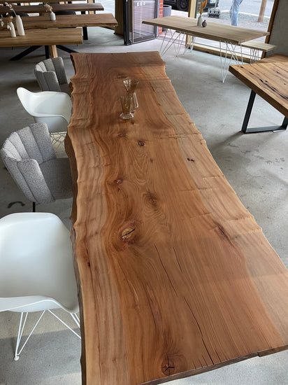 Monolith Tisch aus Massivholz